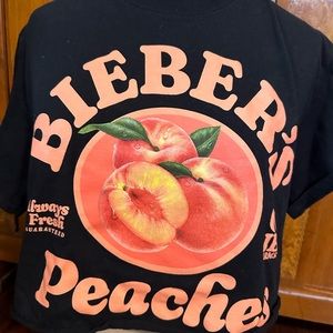 Justin Bieber’s T-shirt reads Bieber’s peaches